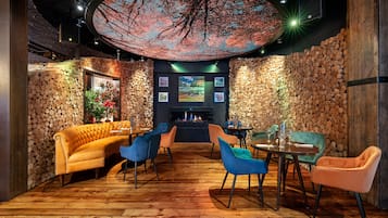 供应早餐、午餐和晚餐,地方菜