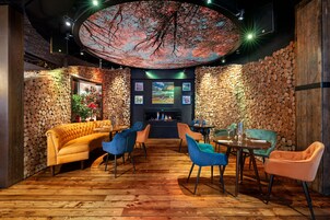 Café da manhã, almoço e jantar; culinária local 