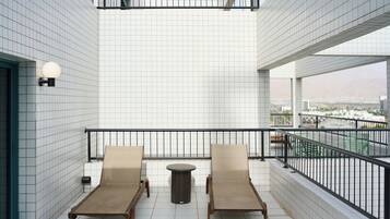 Sviitti, 1 makuuhuone, näköala uima-altaalle | 1 makuuhuone, tallelokero huoneessa, työpöytä, pimennysverhot