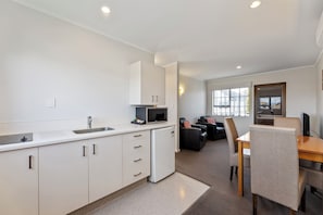 Suite, 1 Schlafzimmer, Whirlpool | Eigene Kochnische | Mini-Kühlschrank, Mikrowelle, Herdplatte
