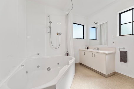 One Bedroom Spa Suite. Knightsbridge Court Motor Lodge