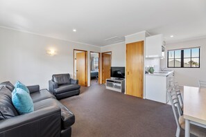 Familien-Suite, 2 Schlafzimmer | Wohnbereich | Flachbildfernseher