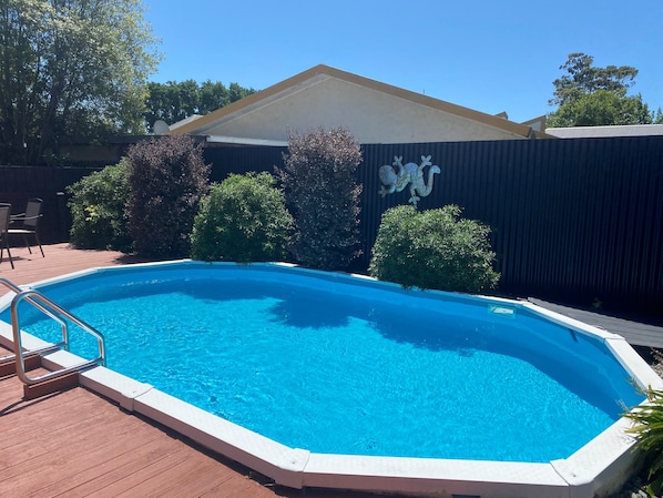 Piscine extérieure (ouverte en saison), chaises longues