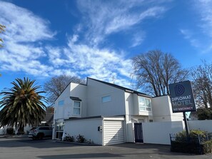 Property entrance - Diplomat Motel (Christchurch)
