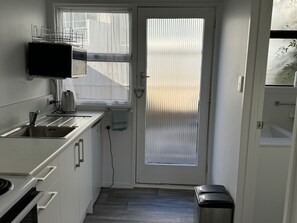 Studio | Dapur kecil pribadi | Lemari es, microwave, oven, dan kompor