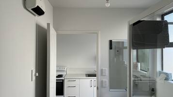 Studio | Bathroom amenities | Shower, free toiletries, hair dryer, towels