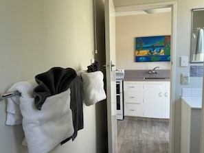 Studio | Bathroom | Shower, free toiletries, hair dryer, towels