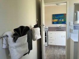 Ducha, artículos de tocador gratuitos, secador de pelo, toallas