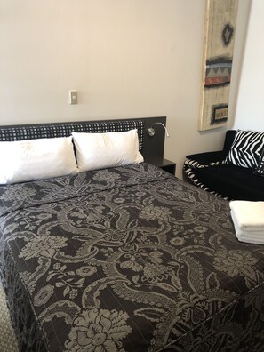Estudio básico, 1 cama doble | Caja fuerte, tabla de planchar con plancha, wifi gratis