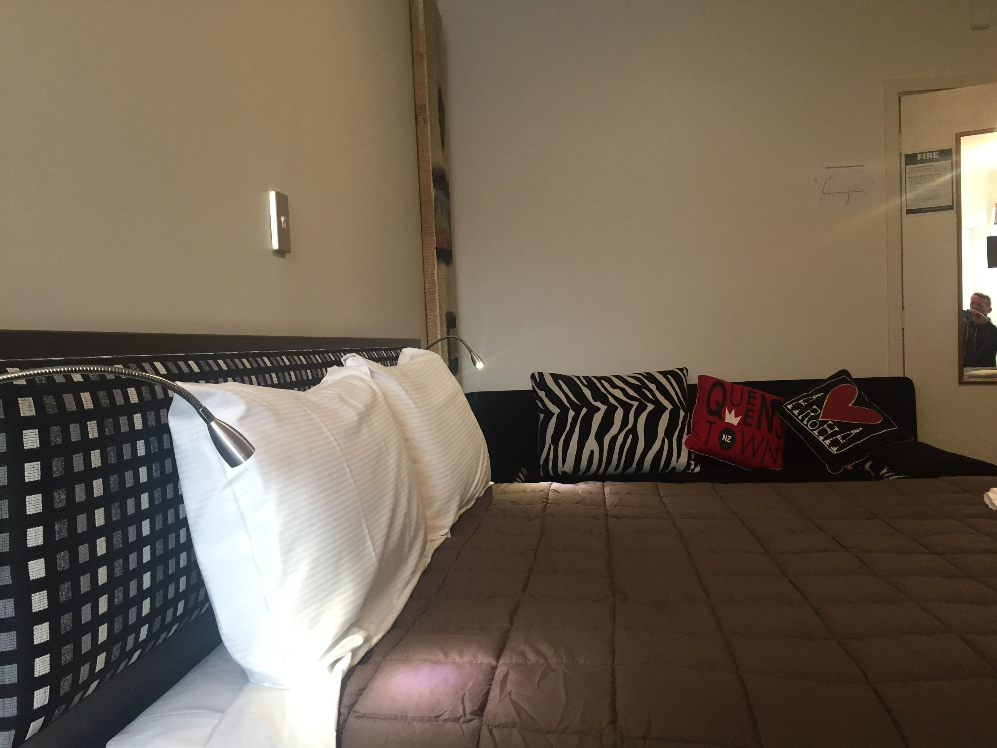 ตู้นิรภัยในห้องพัก, เตารีด/โต๊ะรีดผ้า, Wi-Fi ฟรี