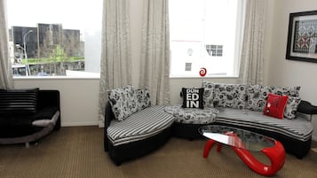 Phòng Suite Tiêu chuẩn, nhiều phòng ngủ, không hút thuốc, bếp (3 bedroom apartment) | Khu phòng khách | TV màn hình phẳng