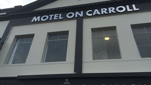 Un bâtiment portant l’enseigne « Motel on Carroll », ce qui indique qu’il s’agit d’un motel.