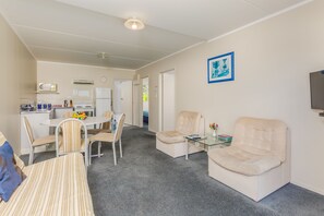 Apartment, 2 Bedrooms (Garden Wing) | Private kitchen | Fridge, microwave, oven, stovetop - Aloha Seaview Resort Motel (Paihia)