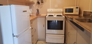 Departamento, 2 habitaciones, junto a la alberca | Cocineta privada | Refrigerador, microondas, horno y parrilla de estufa 