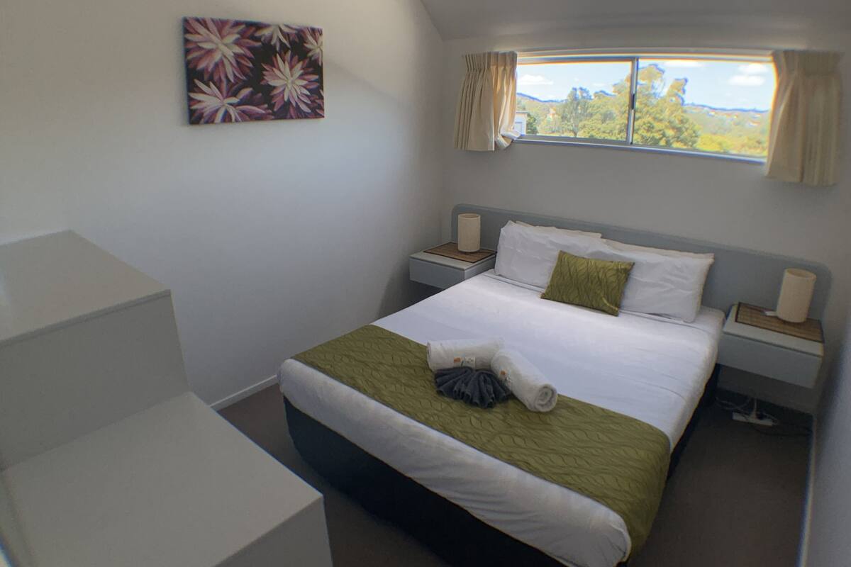 Deluxe Apartment, 2 Bedrooms | Iron/ironing board, WiFi (free), alarm clocks, bed sheets