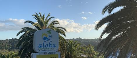 Placa do Aloha Seaview Resort com comodidades incluindo piscina, banheira de hidromassagem, TV por satélite, parque infantil, áreas de churrasco e sala de jogos.