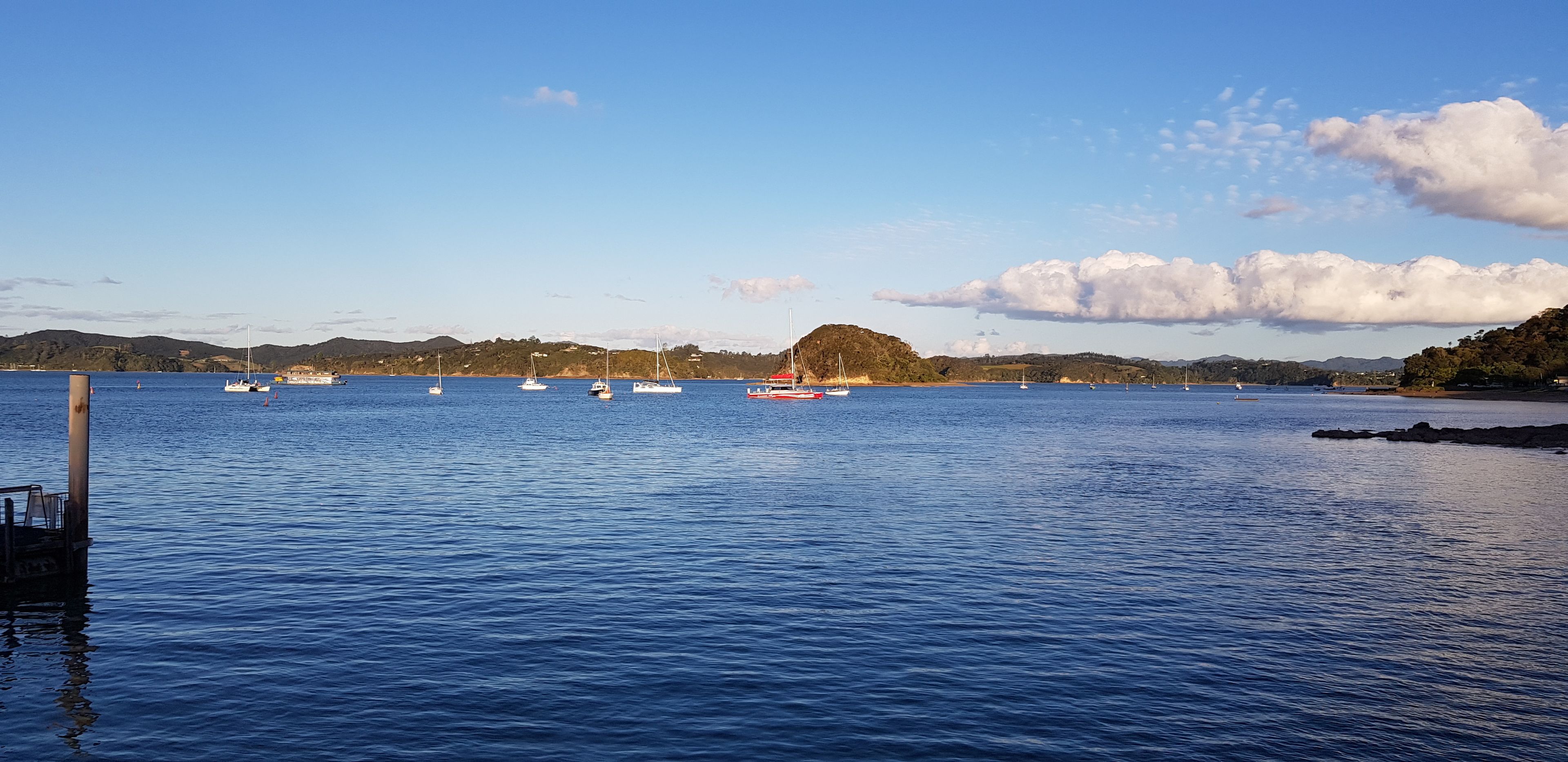 Un puerto tranquilo con barcos y un muelle.
