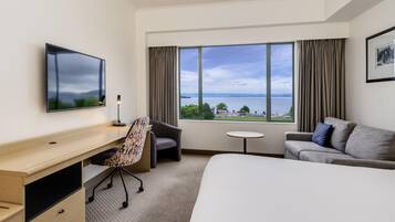 Room, 1 King Bed, Lake View
