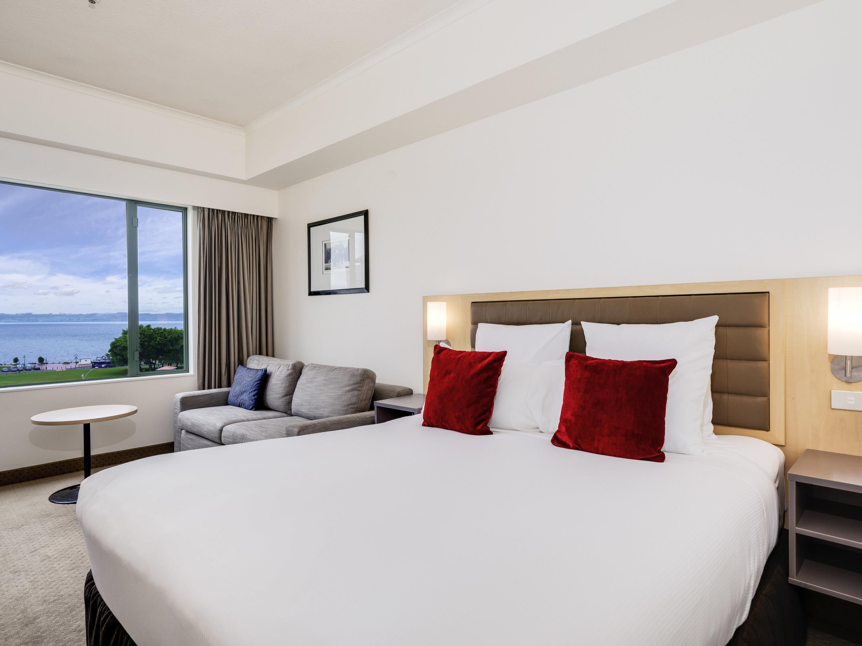 Ropa de cama hipoalergénica y minibar 