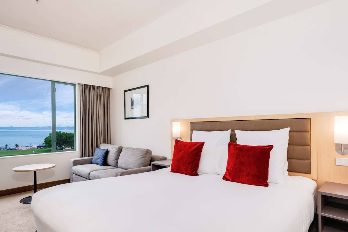 Room, 1 King Bed, Lake View