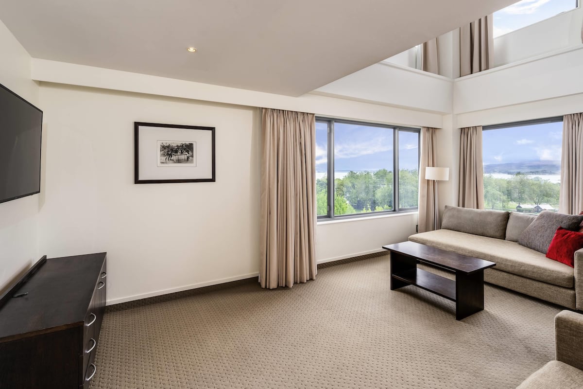 Executive Suite | Hypo-allergenic bedding, minibar, in-room safe, desk