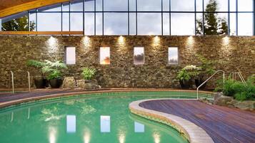 Una piscina cubierta