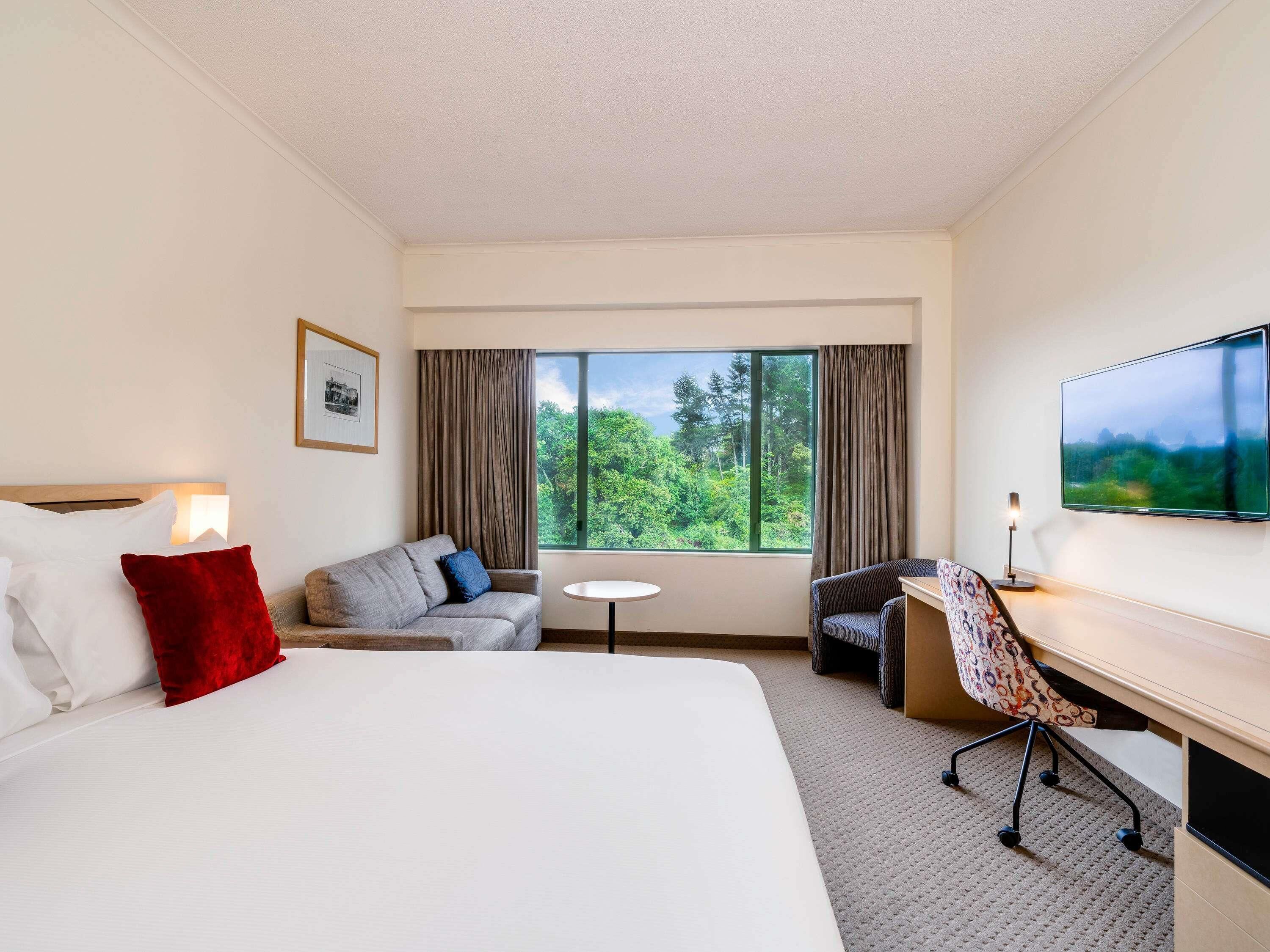 Habitación, 1 cama de matrimonio grande, accesible para personas con discapacidad | Ropa de cama hipoalergénica, minibar, caja fuerte y escritorio