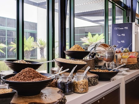 Breakfast, lunch, dinner served; international cuisine