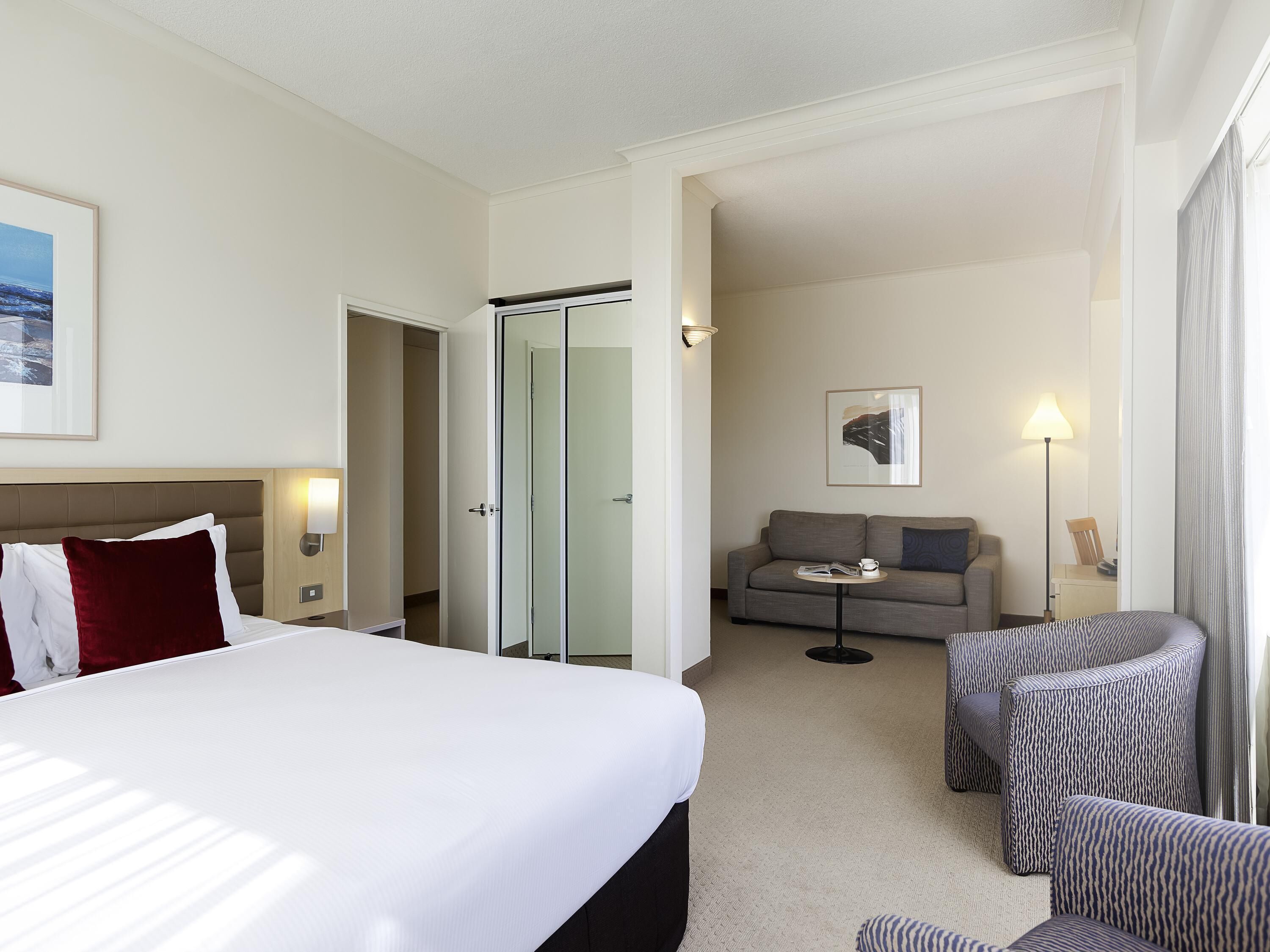 Hypo-allergenic bedding, minibar, in-room safe, desk