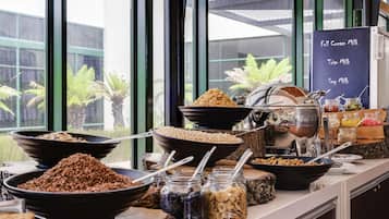 Café da manhã, almoço e jantar; culinária internacional