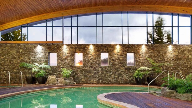 Indoor/outdoor pool - Novotel Rotorua Lakeside (Rotorua)