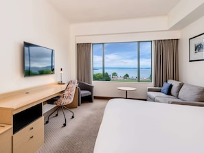 Chambre, 1 très grand lit, vue sur le lac | Literie hypoallergénique, minibar, coffre-fort pour ordinateur portable