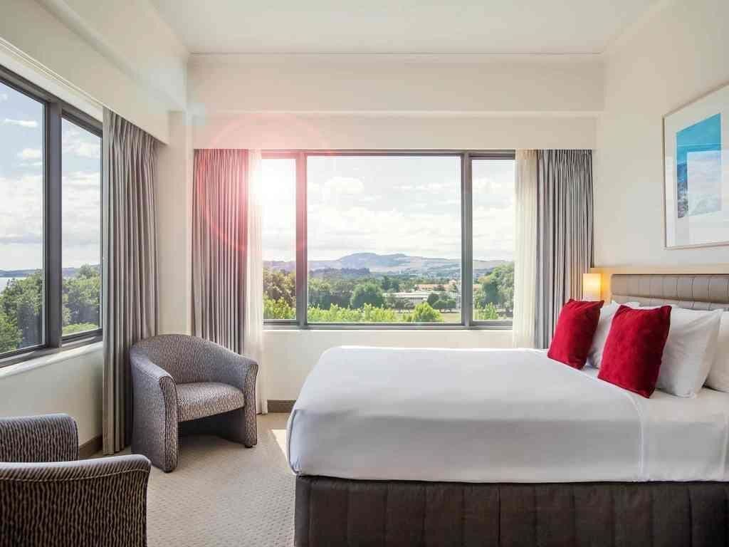 Suite junior, 1 cama de matrimonio grande, vistas al lago | Ropa de cama hipoalergénica, minibar, caja fuerte y escritorio