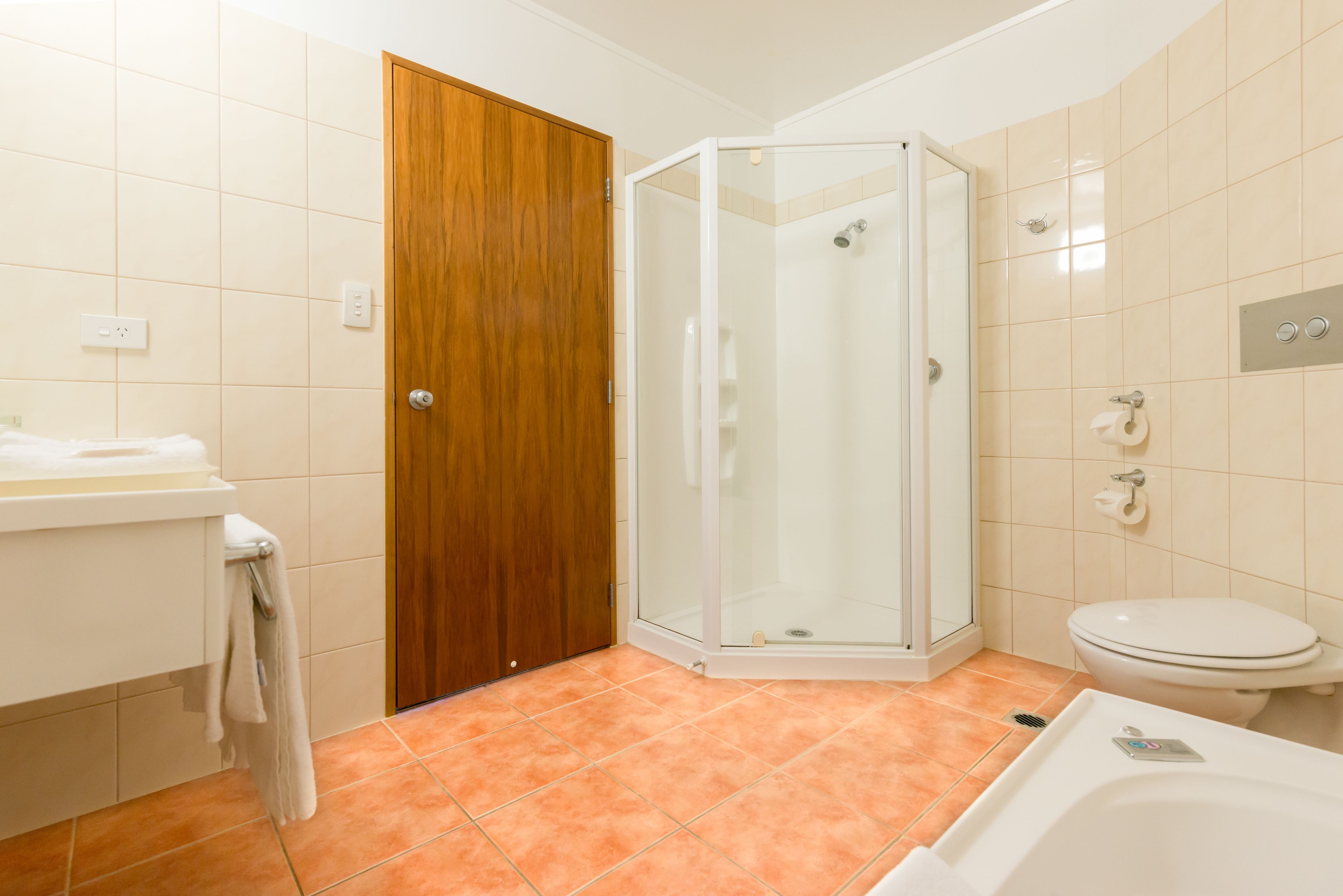 Un baño con ducha, inodoro y lavabo.