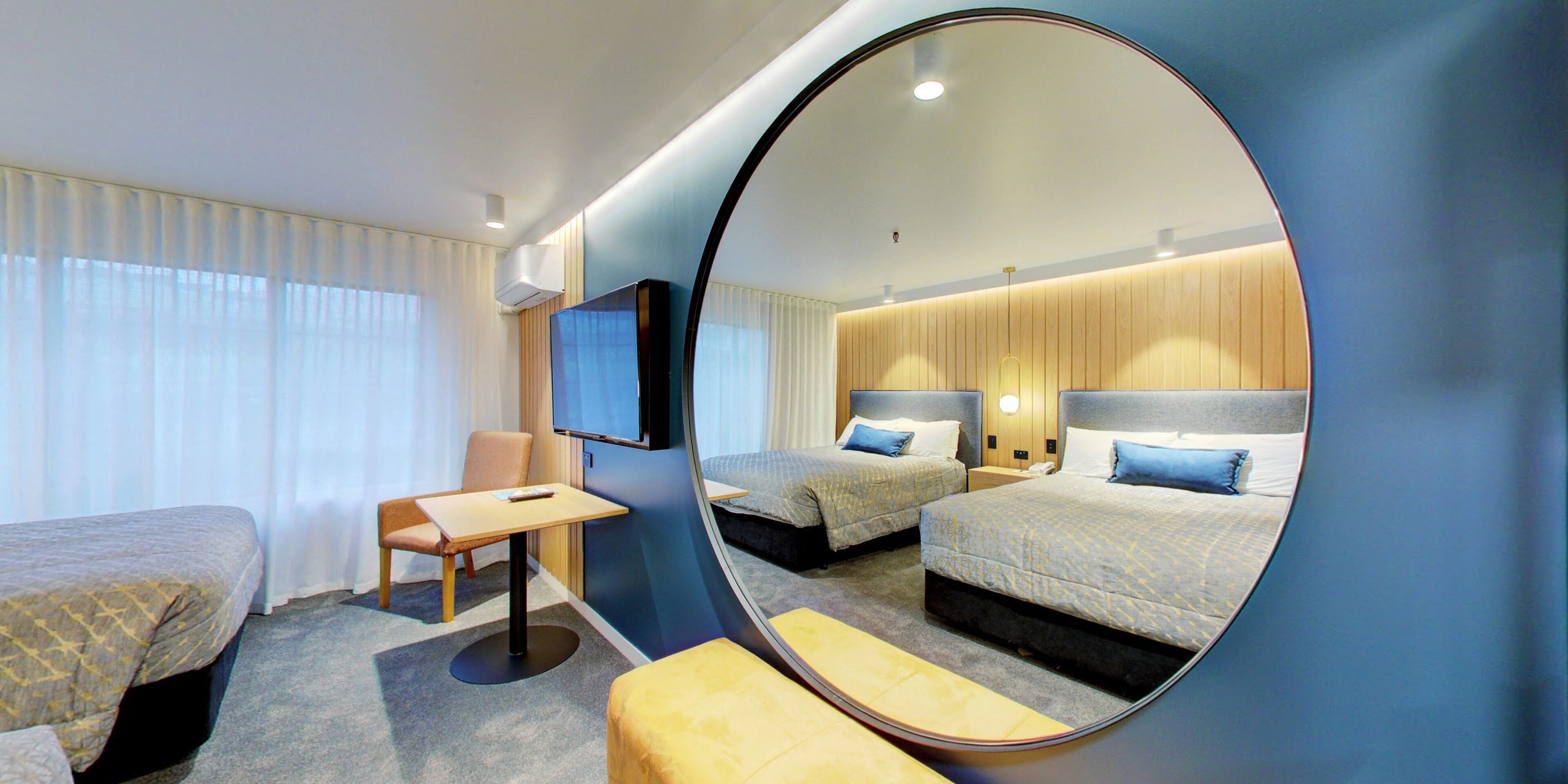 Superior Twin kamer | Een kluis op de kamer, een bureau, een strijkplank/strijkijzer