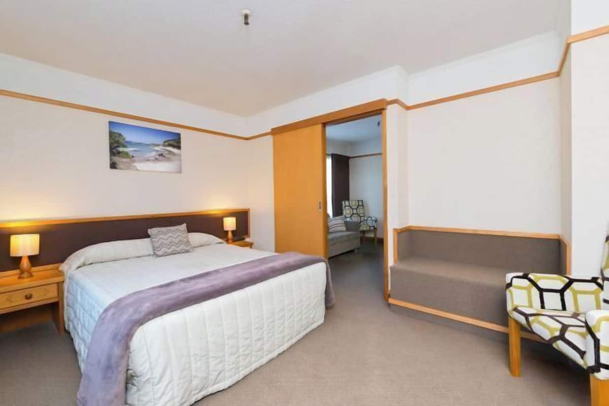 In-room safe, desk, iron/ironing board, free WiFi