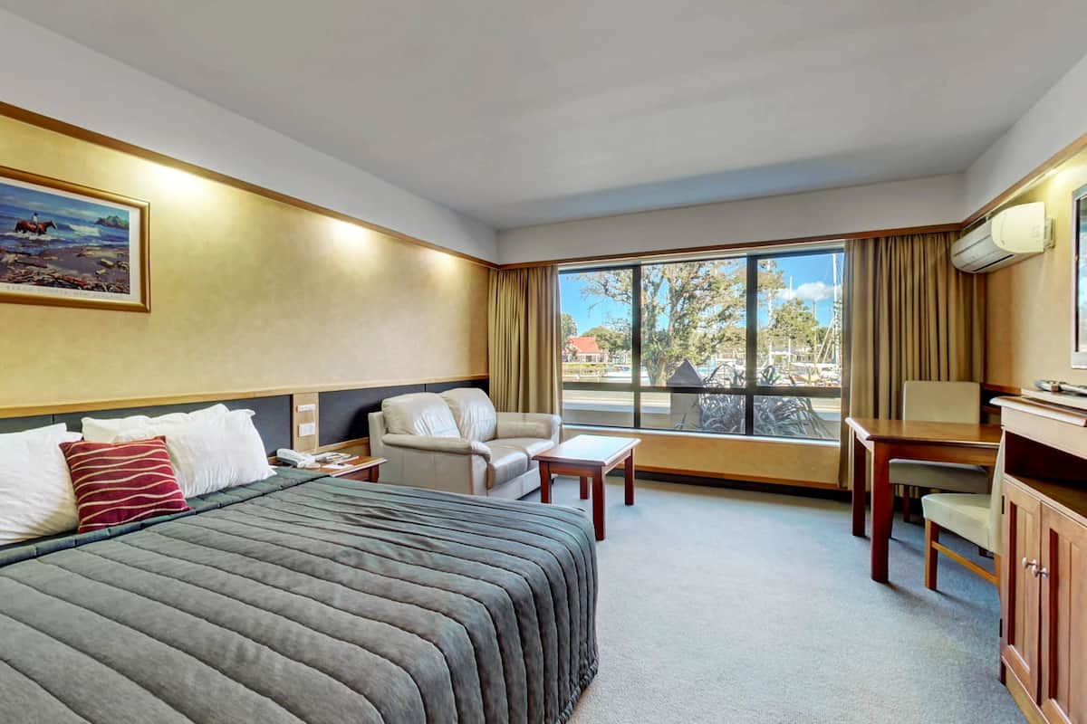Marina View King - No Balcony | In-room safe, desk, iron/ironing board, free WiFi