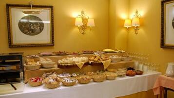 Serveert ontbijt, lunch, diner, regionale gerechten