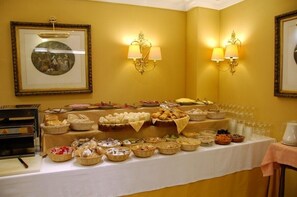 供應早餐、午餐和晚餐，地區料理