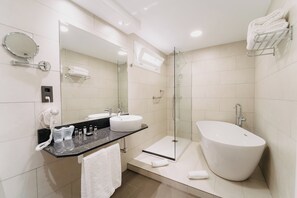 Familiekamer | Badkamer | Gratis toiletartikelen, een haardroger, handdoeken, shampoo