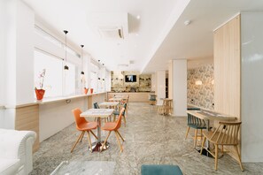 Tägliches Frühstücksbuffet gegen Gebühr