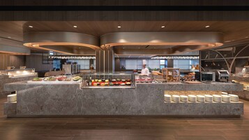 4 restaurants; breakfast, lunch, dinner, and brunch served