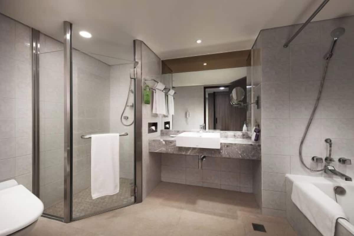 Separate bathtub and shower, deep-soaking bathtub, rainfall showerhead