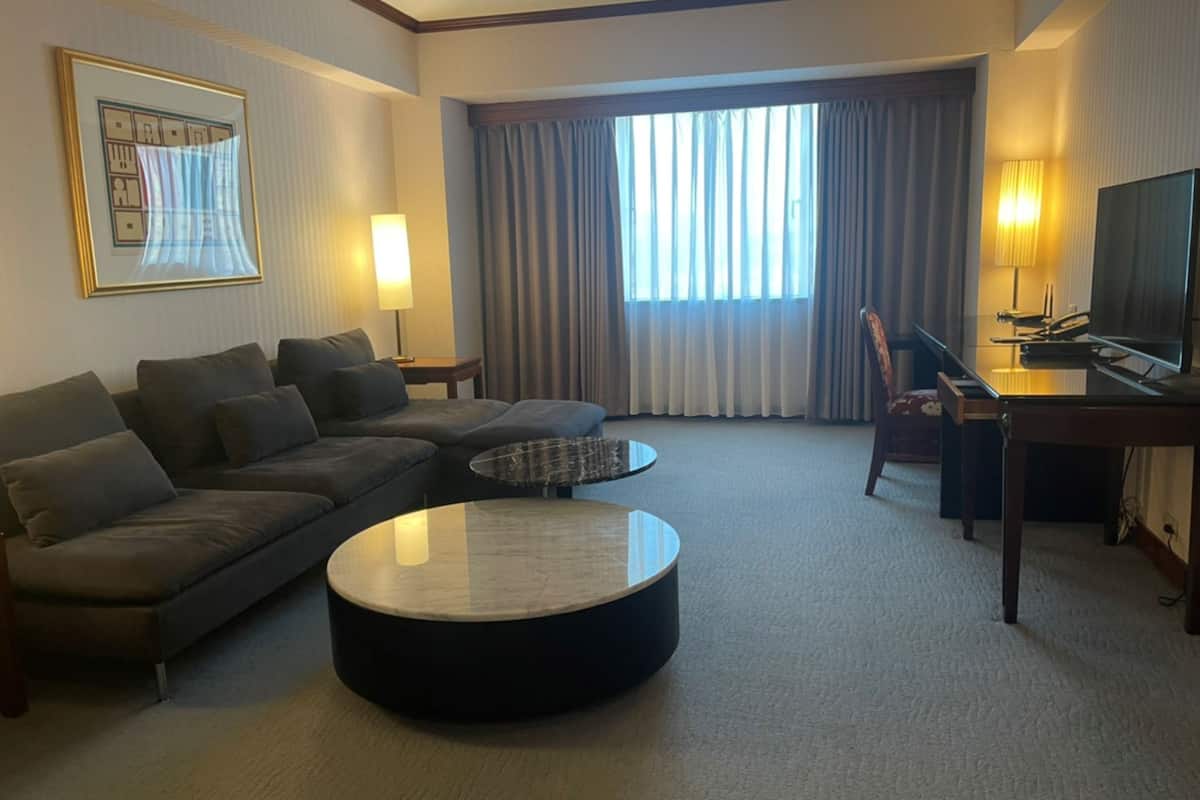 rosewood deluxe suite | living area | lcd tv