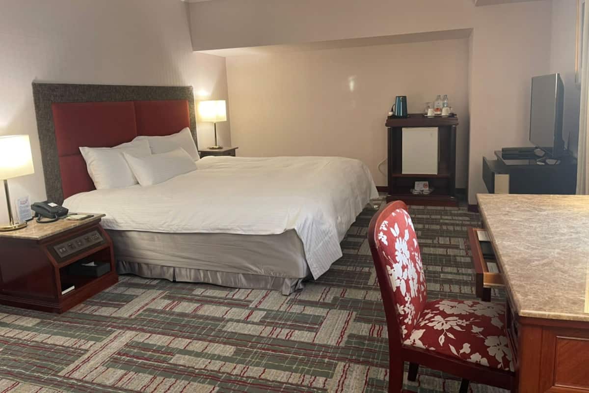Egyptian cotton sheets, premium bedding, down comforters, pillowtop beds