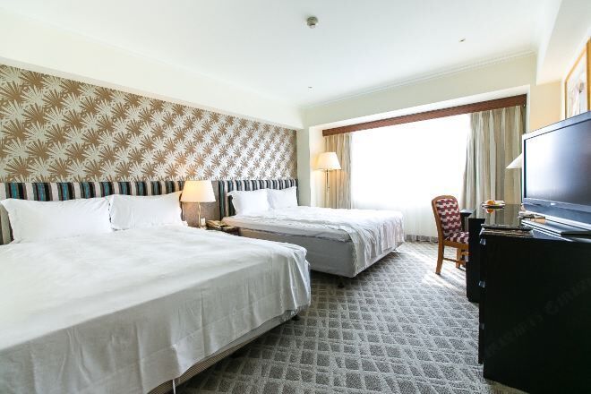 Egyptian cotton sheets, premium bedding, down duvets, pillow-top beds