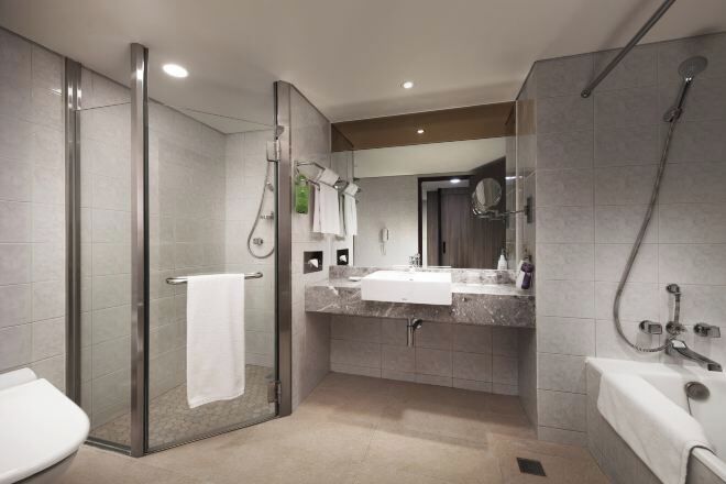 Separate bathtub and shower, deep-soaking bathtub, rainfall showerhead