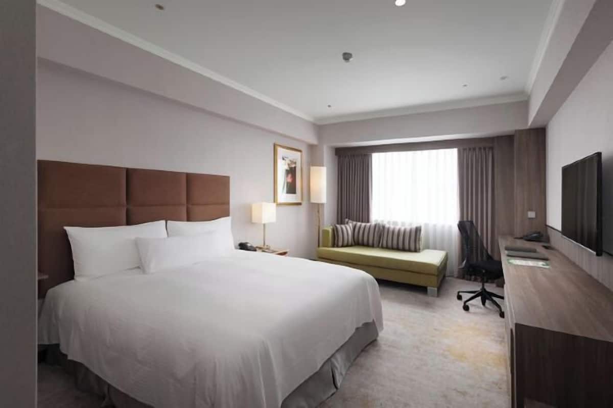 1 bedroom, Egyptian cotton sheets, premium bedding, down duvets