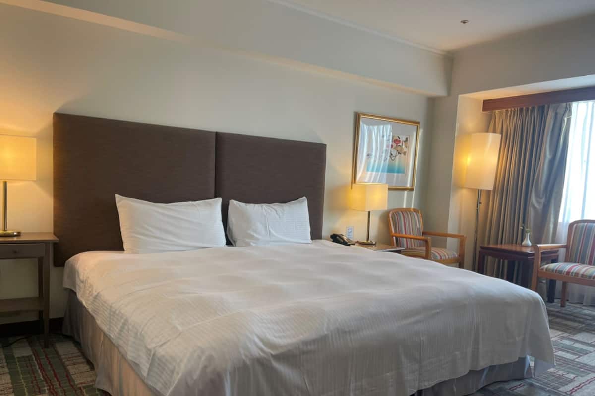 1 bedroom, Egyptian cotton sheets, premium bedding, down duvets