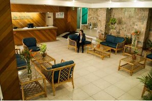 Coin salon dans le hall